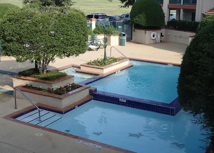Econo Lodge Inn And Suites Arlington