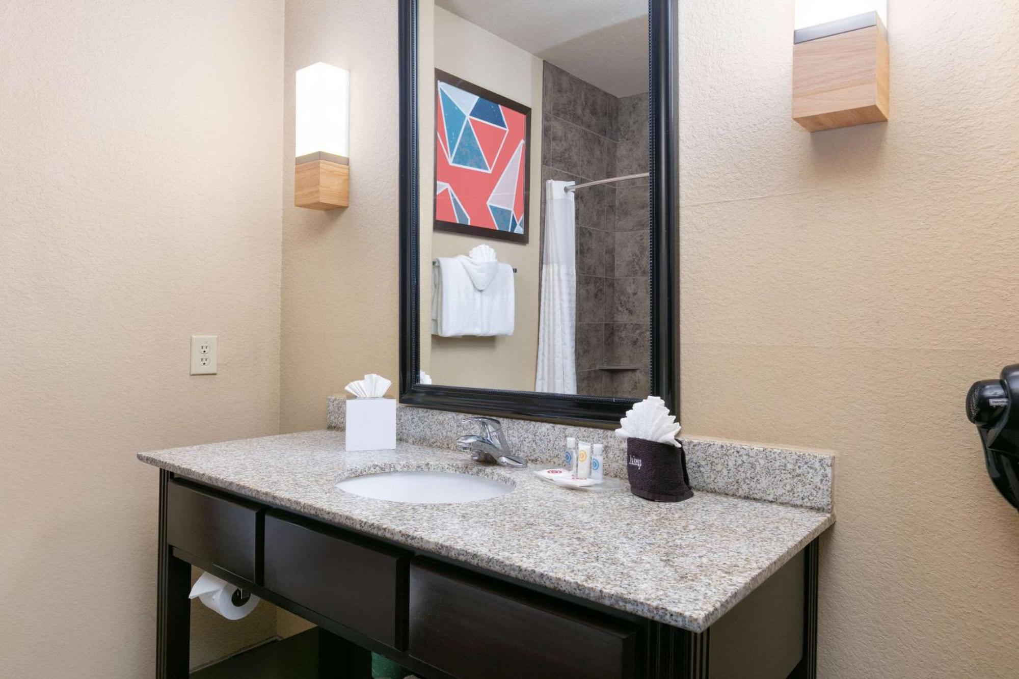 Hotel Comfort - Entertainment District 3*