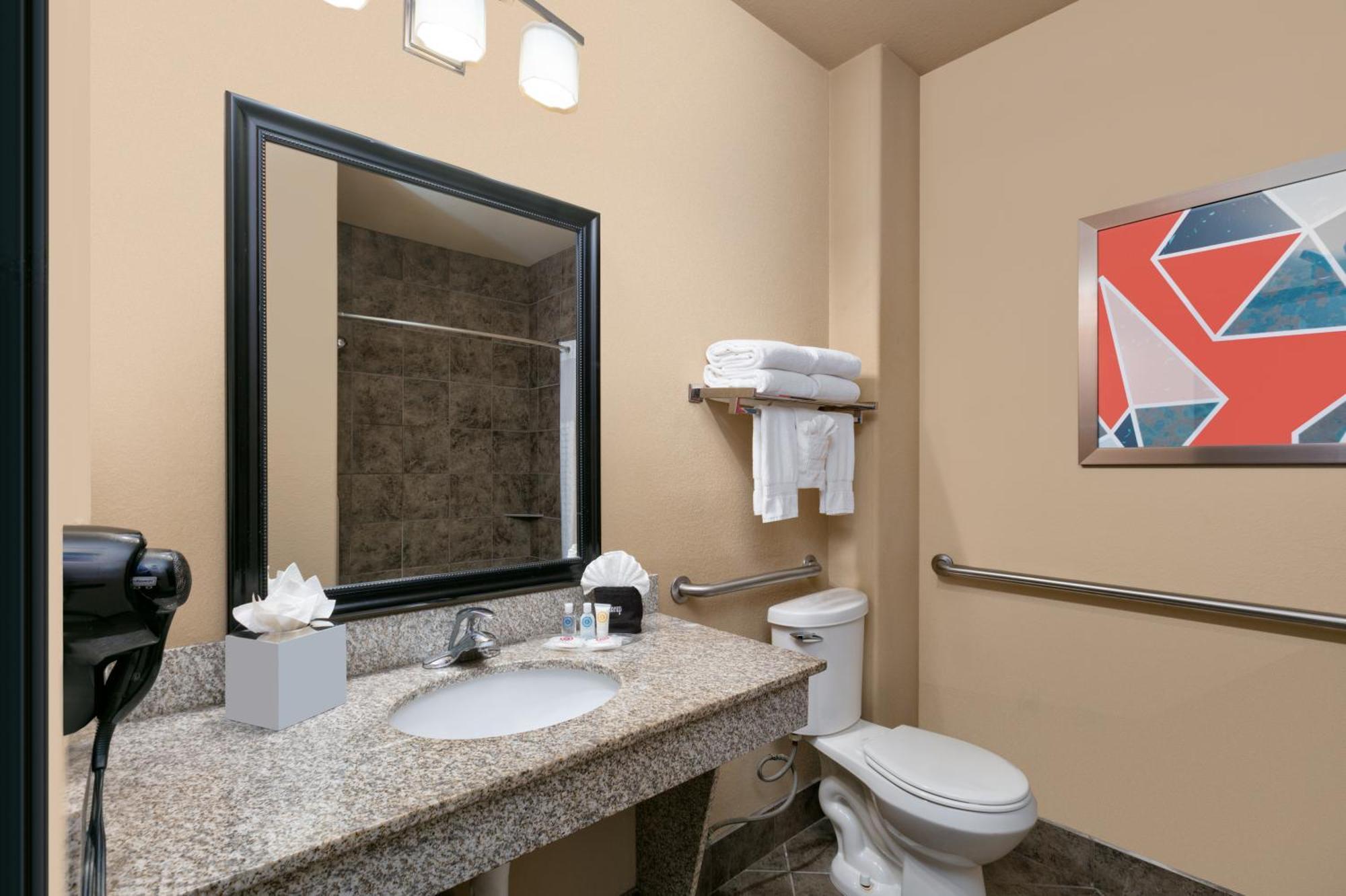 Comfort - Entertainment District Hotel 3*