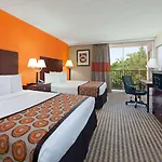 Howard Johnson By Wyndham Arlington Ballpark / Six Flags