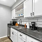 Chic 3Br Apt Near At&T Stadium With Pool + Parking