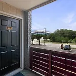 Modern Cozy City Retreat! Your Home Away From Home