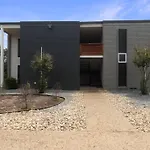 Modern Cozy City Retreat! Your Home Away From Home
