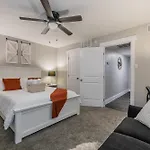 Cozy 2Br Farmhouse Apt - Sleeps 8 - Free Parking!