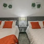 Cozy 2Br Farmhouse Apt - Sleeps 8 - Free Parking!
