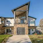 Stylish Townhome Near At&T Stadium, Globe Life, Six Flags & More