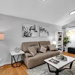 Charming Getaway In The Heart Of Arlington Duplex