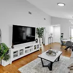 Charming Getaway In The Heart Of Arlington Duplex