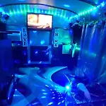 Cozy Mobiles Luxury Living Room And Dine On Wheels