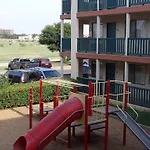 Econo Lodge Inn And Suites Arlington