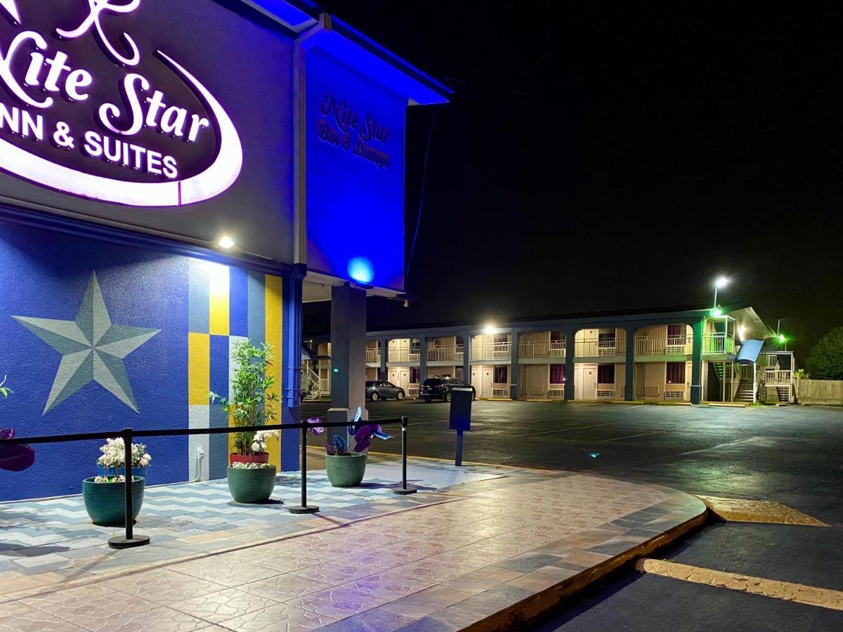 Hotel R Nite Star And -home Of The Cowboys & Rangers
