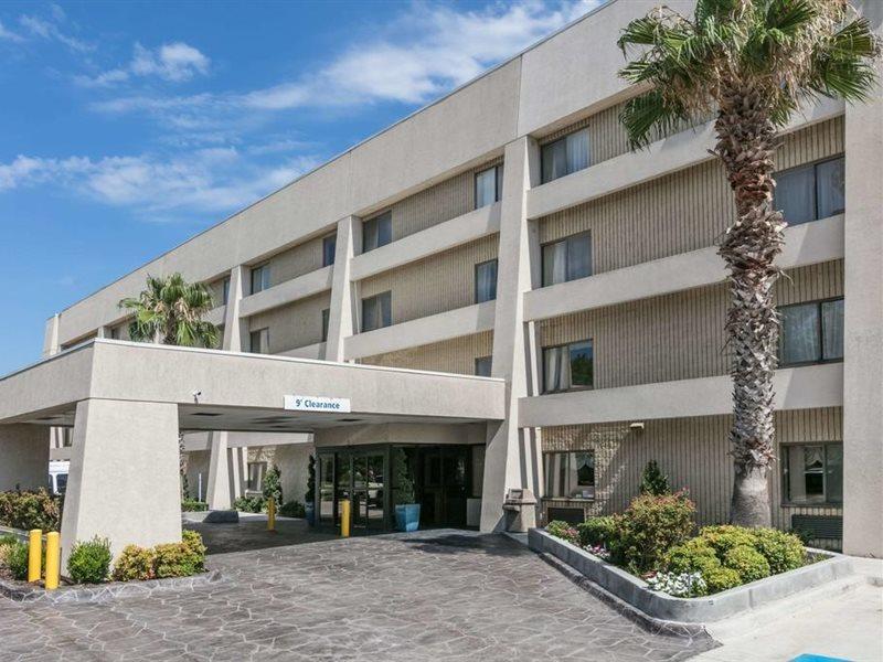 Baymont By Wyndham At Six Flags Dr 2* Arlington