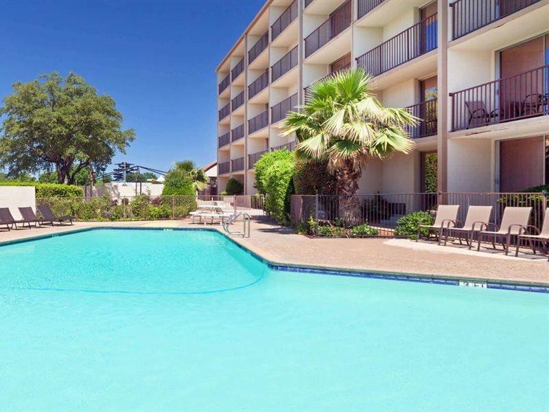 Hotel Howard Johnson By Wyndham Ballpark / Six Flags