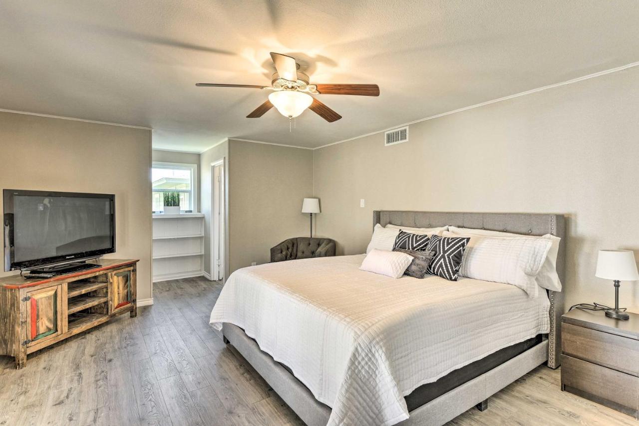 Downtown About 1 Mi To At And T Stadium! Holiday home Arlington
