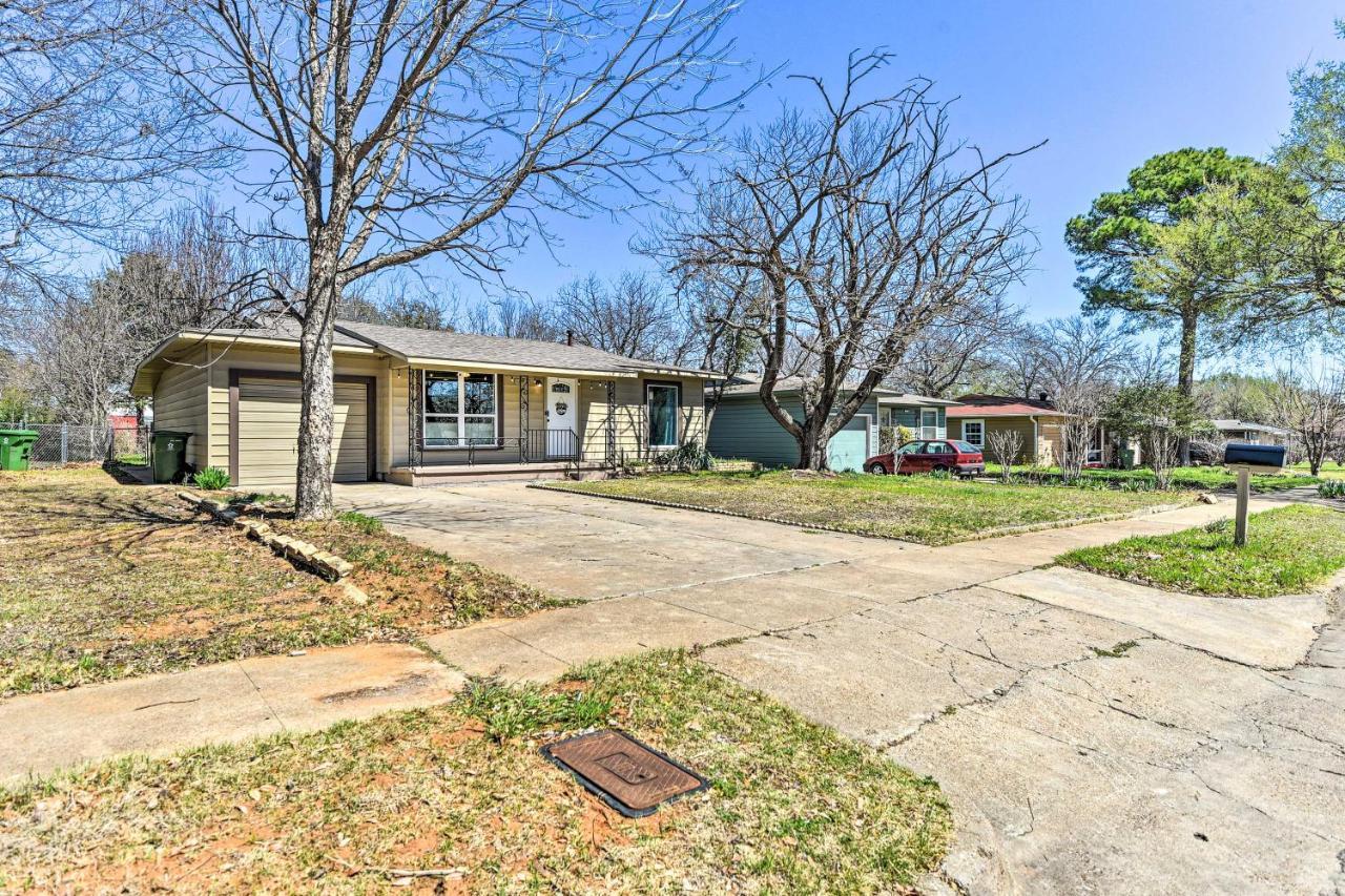Downtown About 1 Mi To At And T Stadium! Holiday home Arlington