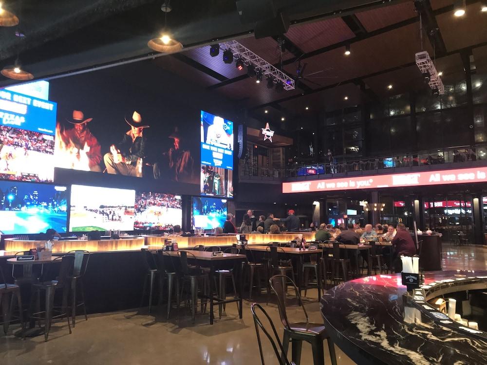 6 Tx Entertainment District