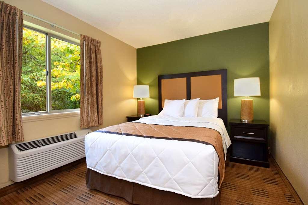 Extended America - - Six Flags Hotel