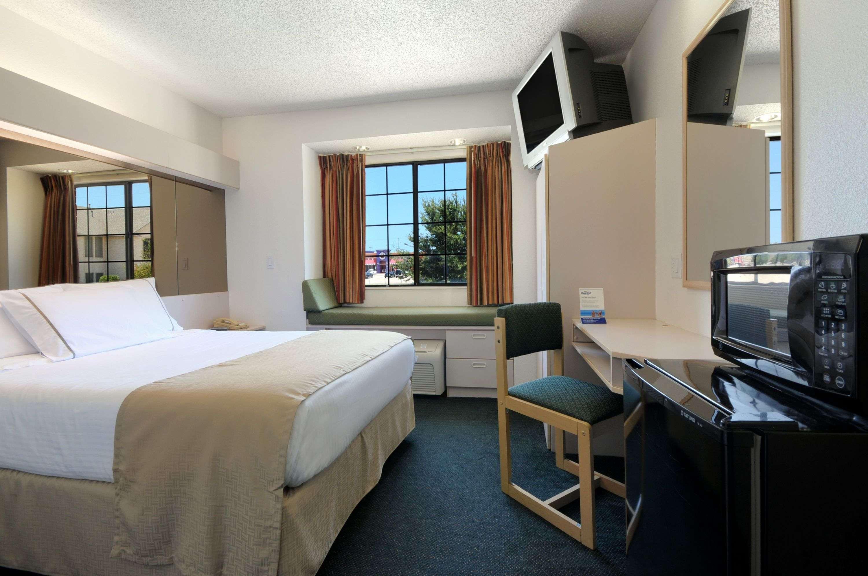 Travelodge By Wyndham Arlington/dallas Area Arlington