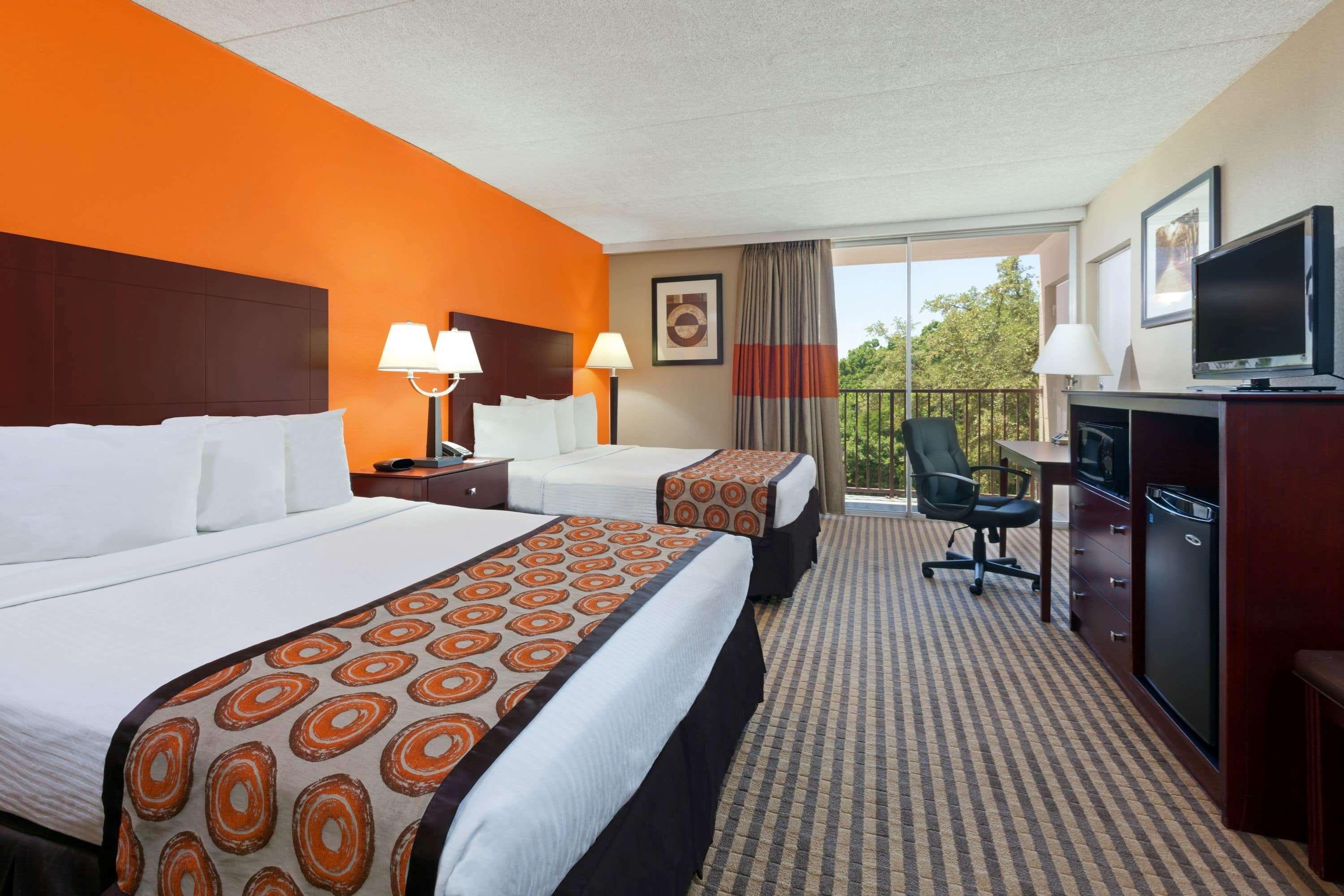 Howard Johnson By Wyndham Ballpark / Six Flags 3*