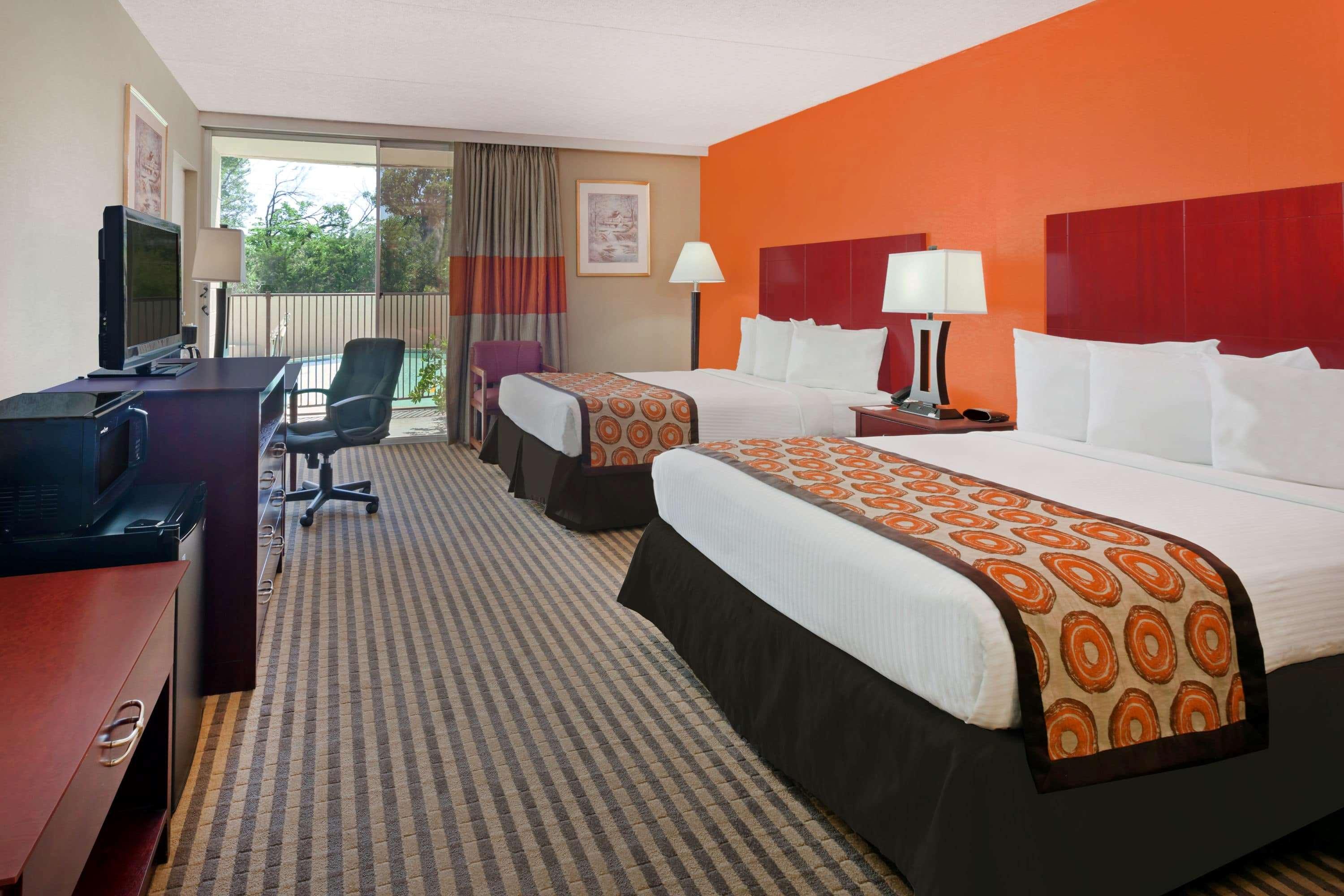 Howard Johnson By Wyndham Ballpark / Six Flags Hotel