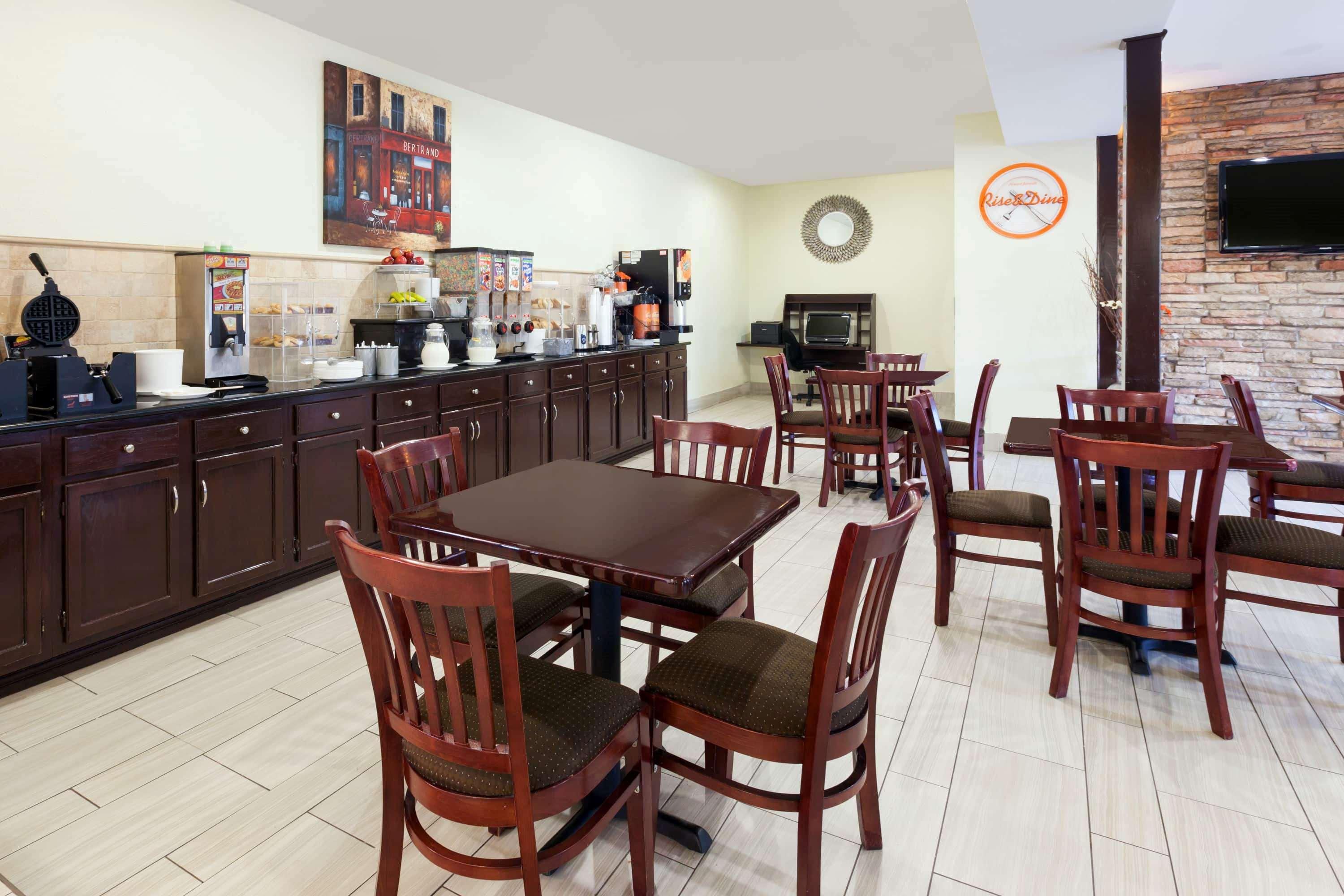 Hotel Howard Johnson By Wyndham Ballpark / Six Flags 3*
