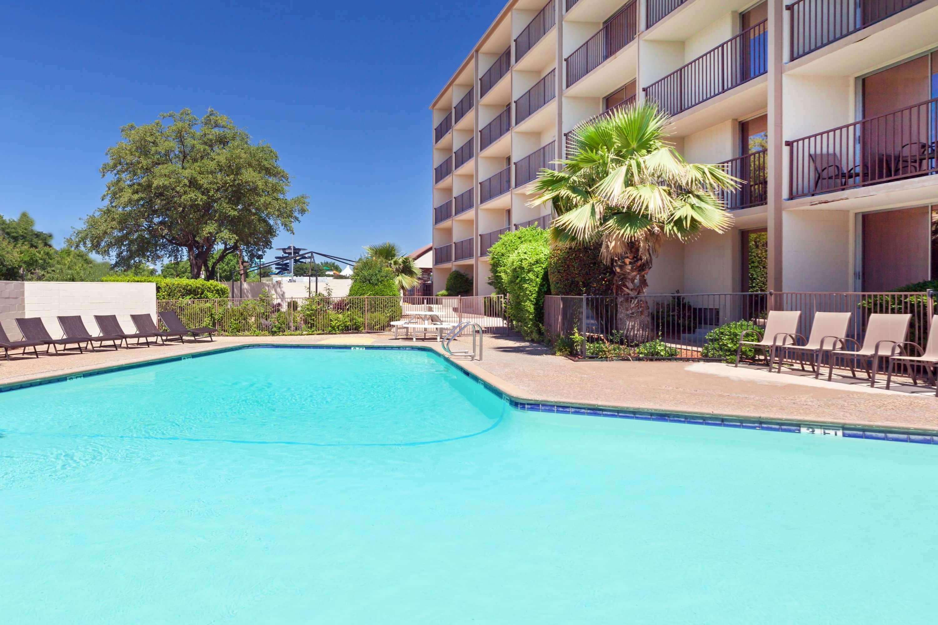 Howard Johnson By Wyndham Ballpark / Six Flags Hotel Arlington