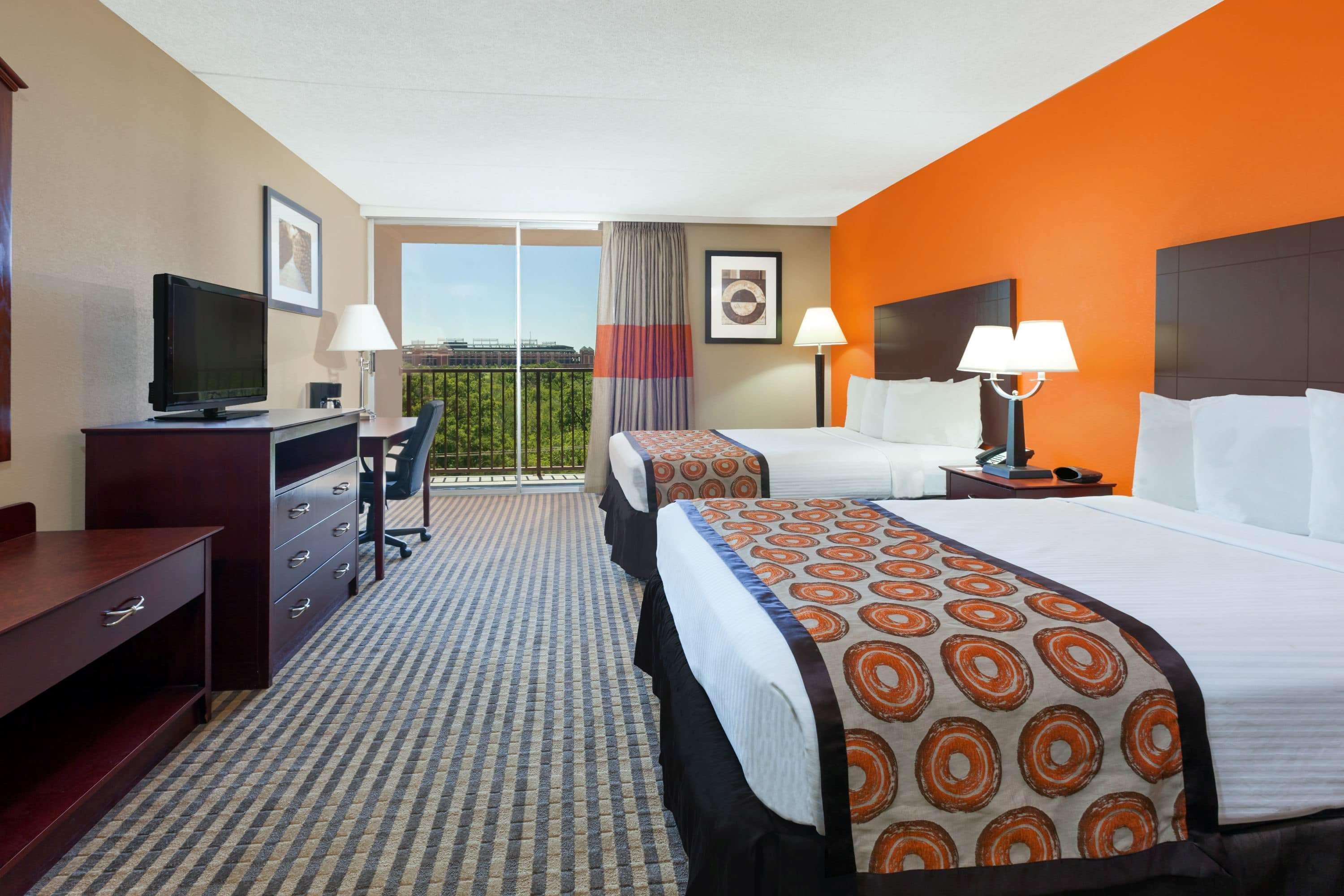 Howard Johnson By Wyndham Ballpark / Six Flags