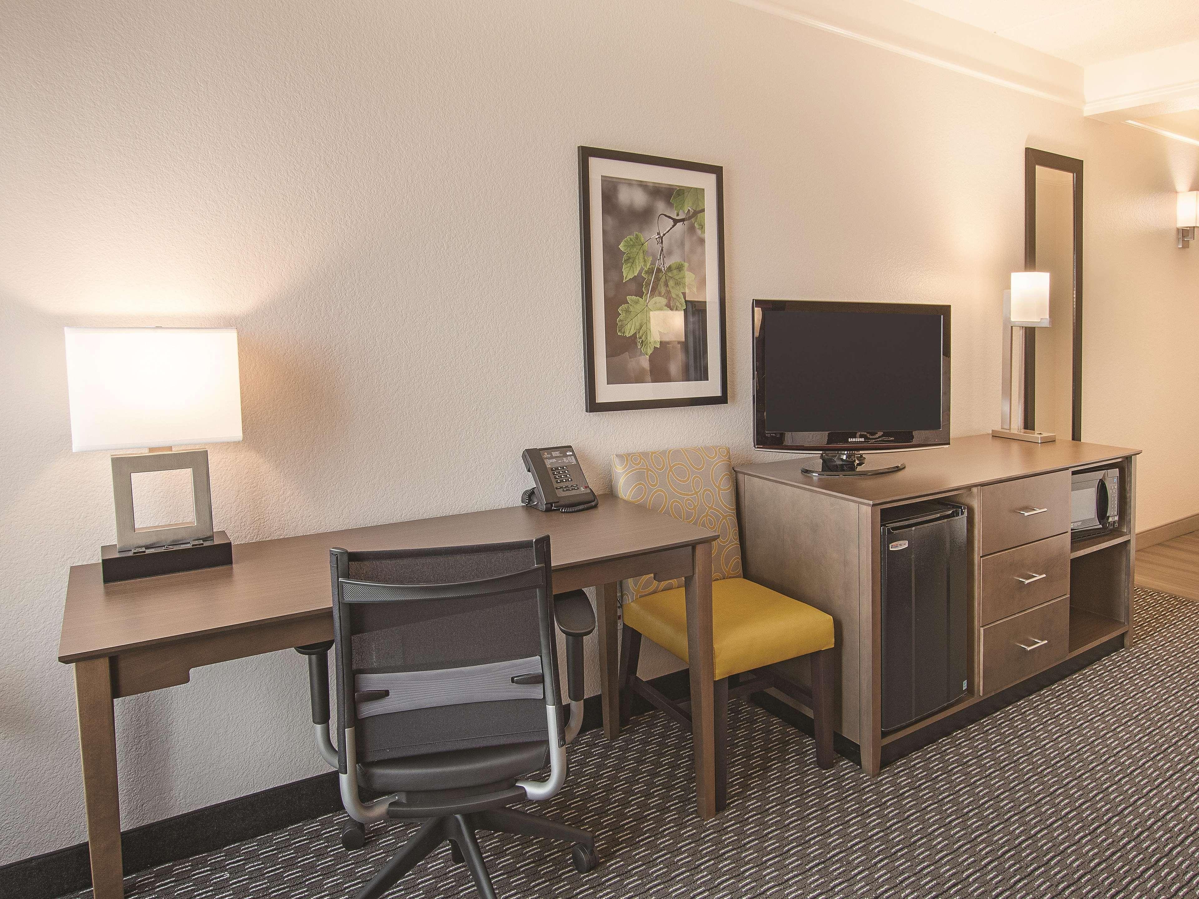 La Quinta By Wyndham North 6 Flags Dr Arlington
