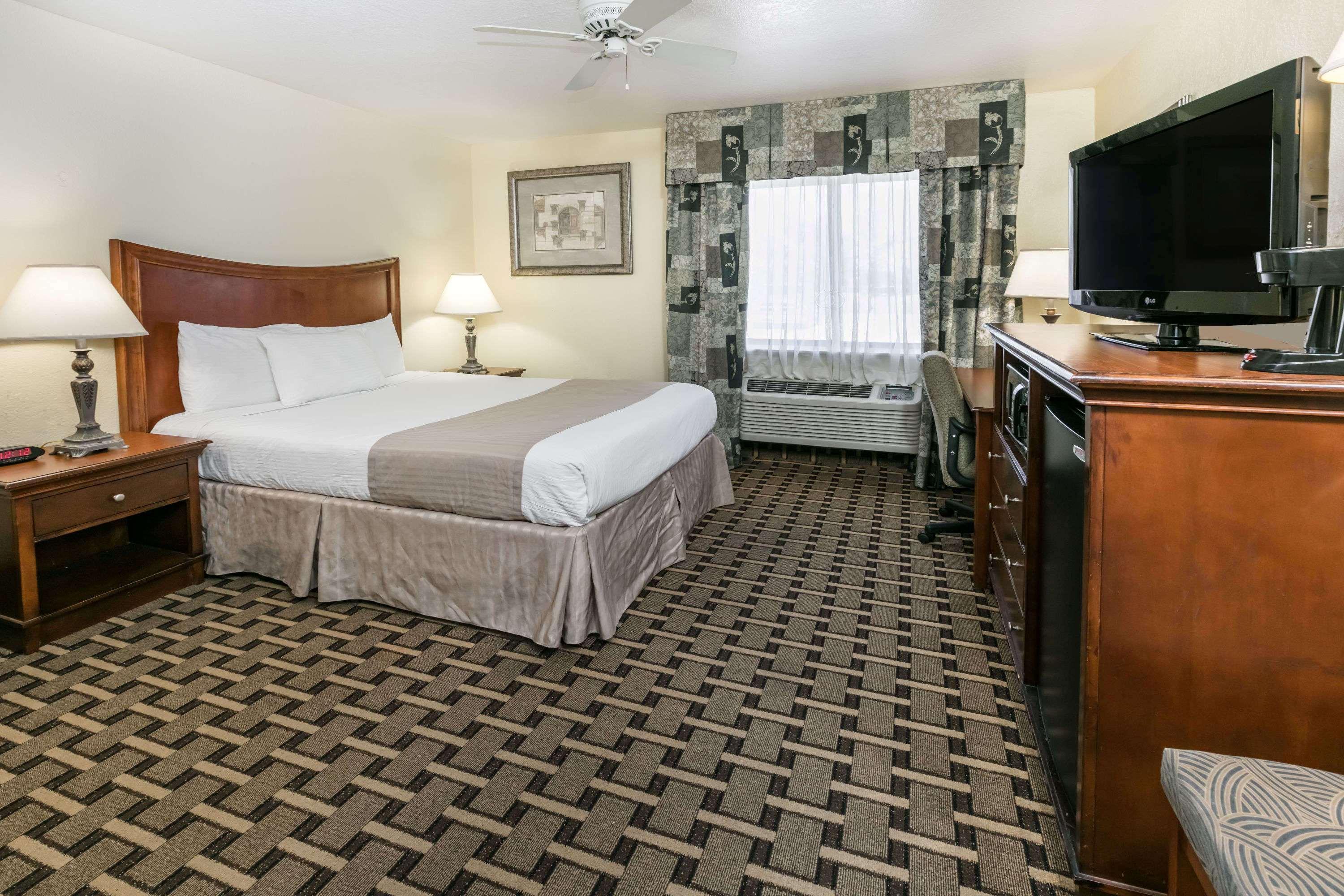 Baymont By Wyndham At Six Flags Dr Hotel