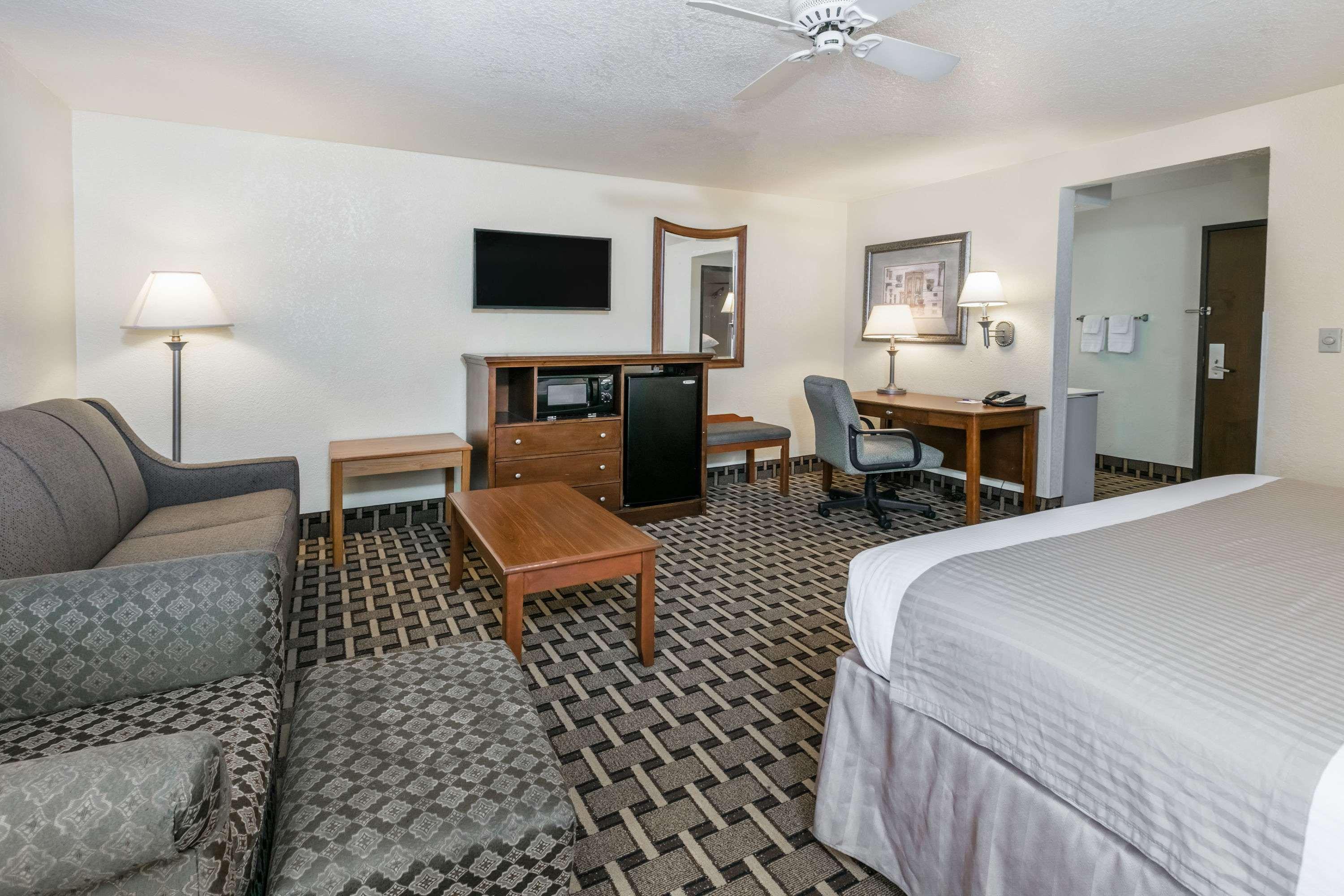 Baymont By Wyndham At Six Flags Dr 2*