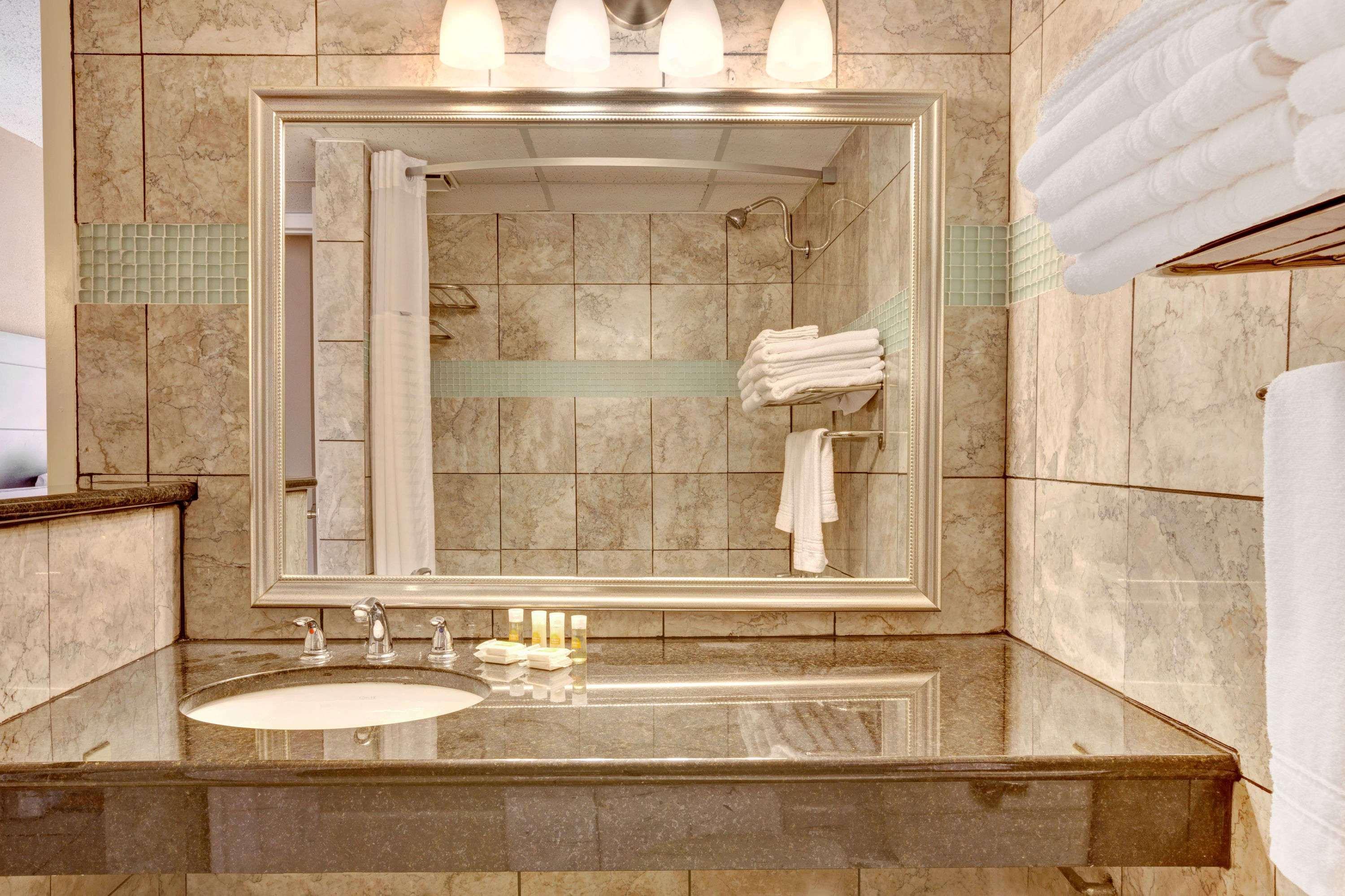 6 Tx Entertainment District Hotel 2*
