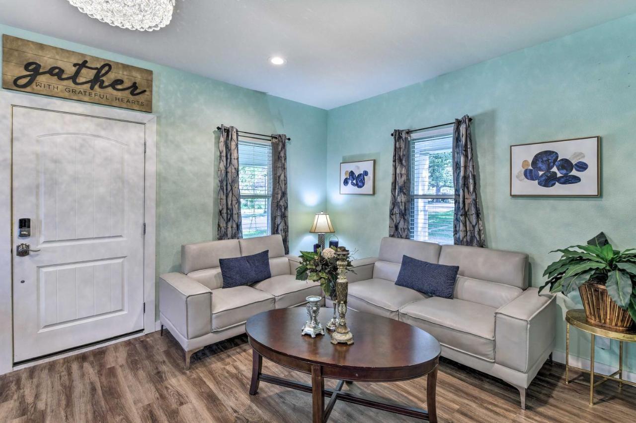 Elm With Fenced Yard And Patios! Holiday home Arlington