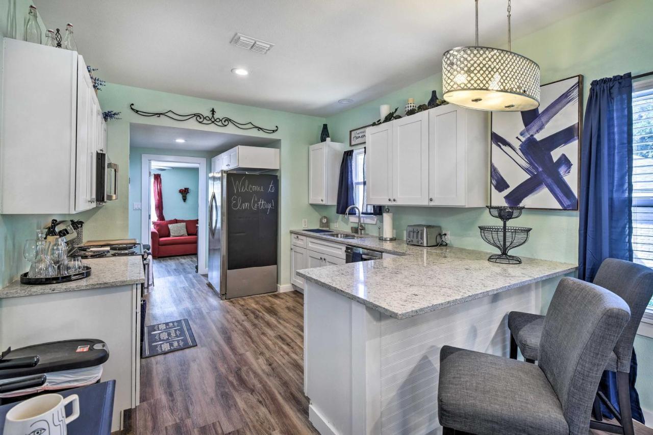 Elm With Fenced Yard And Patios! Arlington