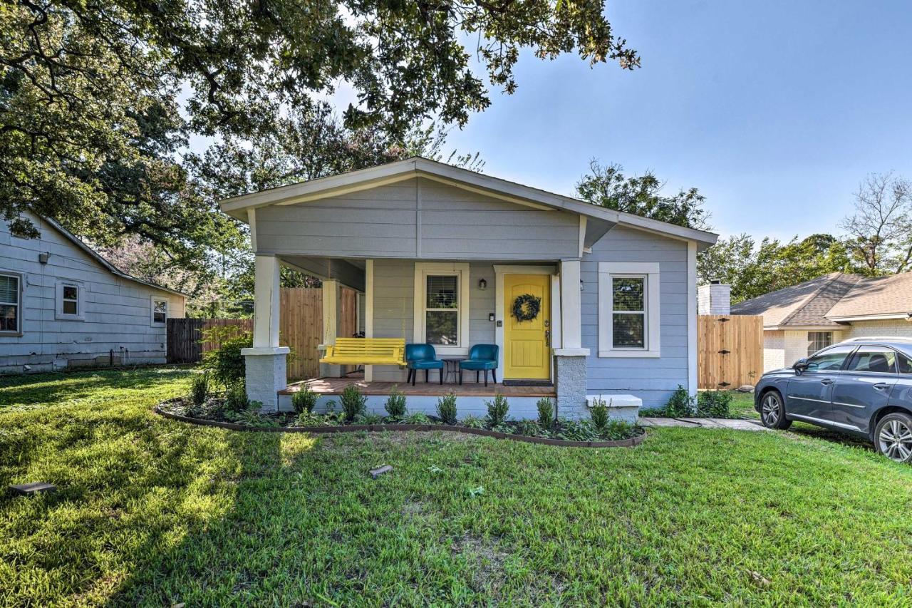 Elm With Fenced Yard And Patios! Holiday home