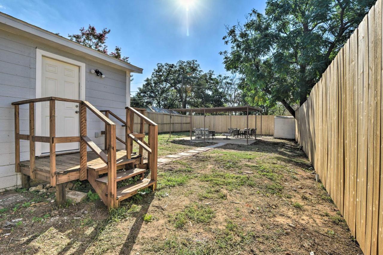 Elm With Fenced Yard And Patios! Holiday home Arlington