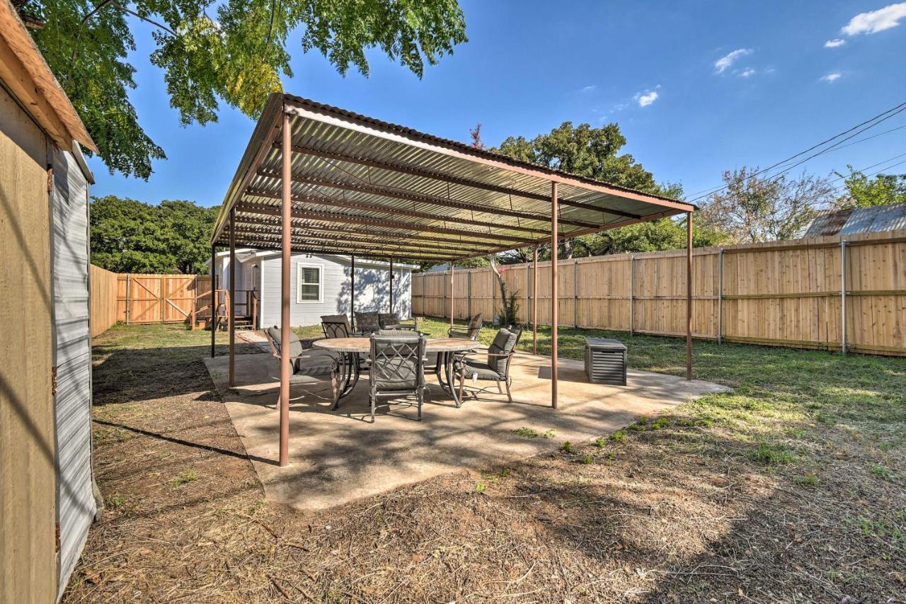 Elm With Fenced Yard And Patios! Holiday home Arlington