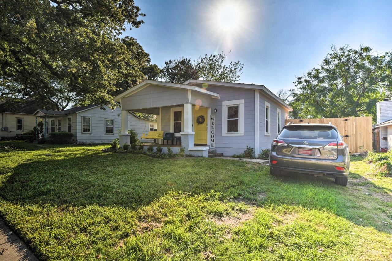 Elm With Fenced Yard And Patios! Holiday home