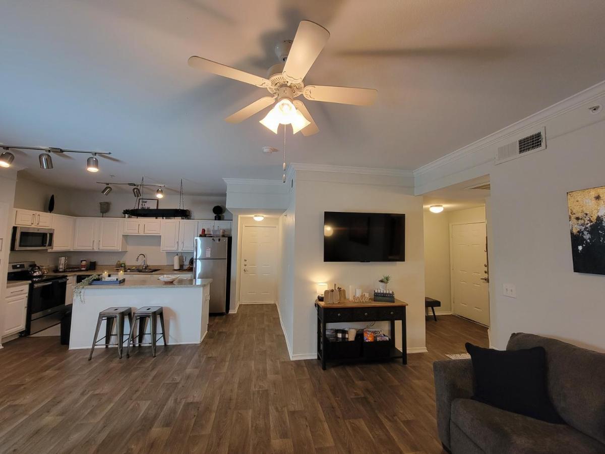 Apartamento 2br 2ba W Attached Garage Minutes From Outlet Shopping Sixflags Hurricane Harbor Texas Live At&t Stadium! Arlington
