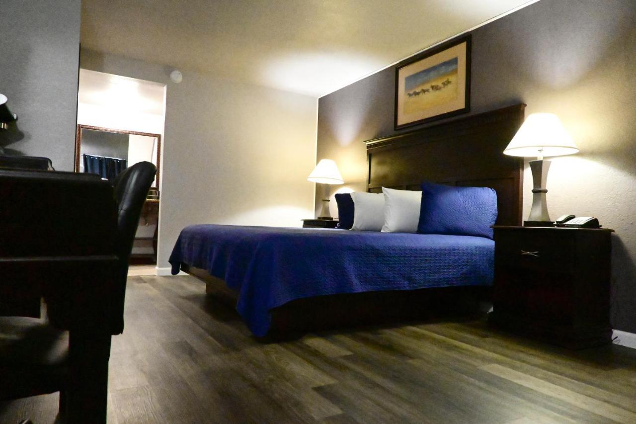 Hotel R Nite Star And -home Of The Cowboys & Rangers