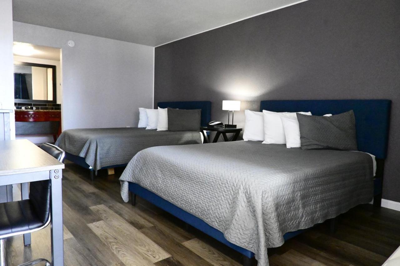 R Nite Star And -home Of The Cowboys & Rangers Hotel