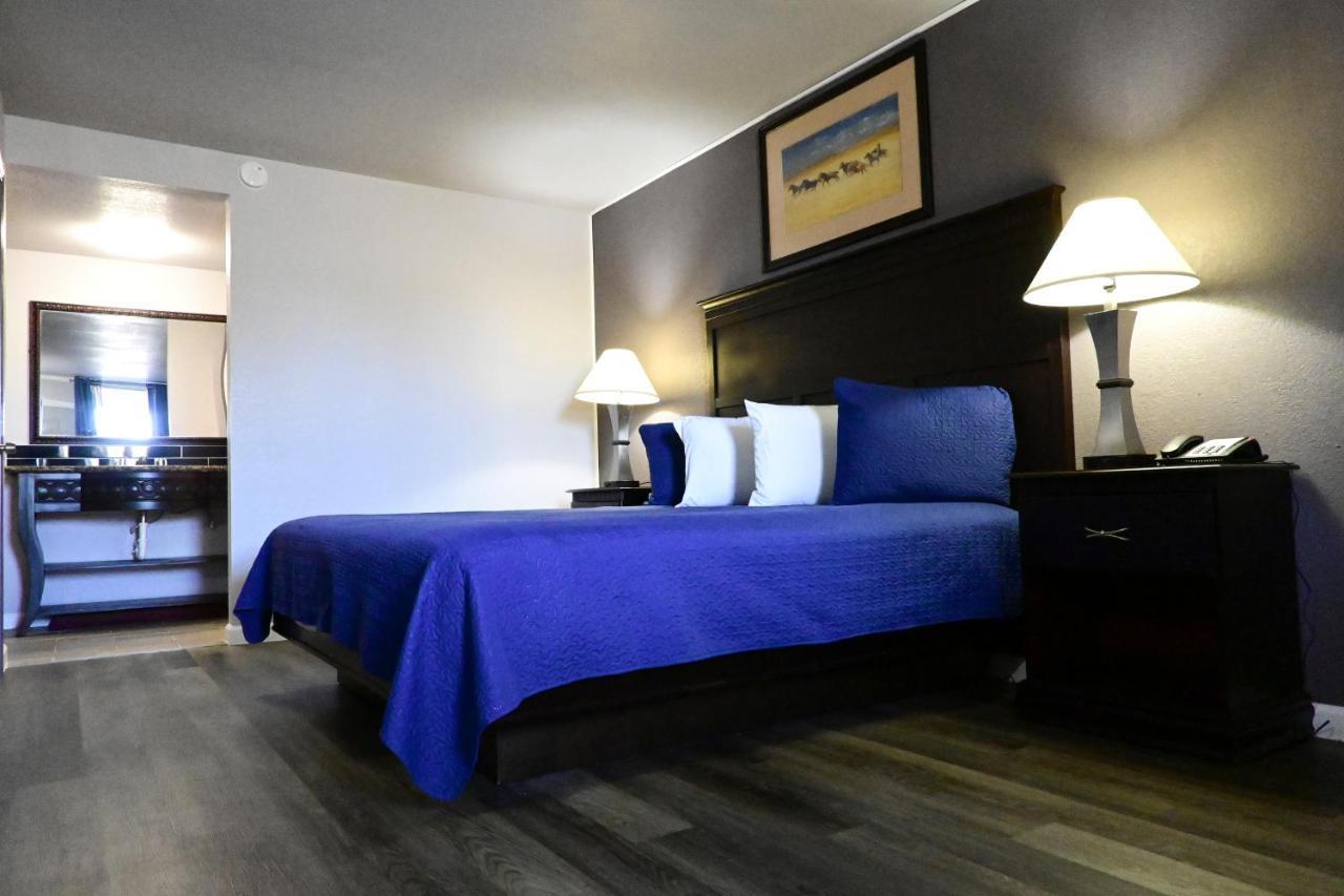 R Nite Star And -home Of The Cowboys & Rangers Hotel Arlington