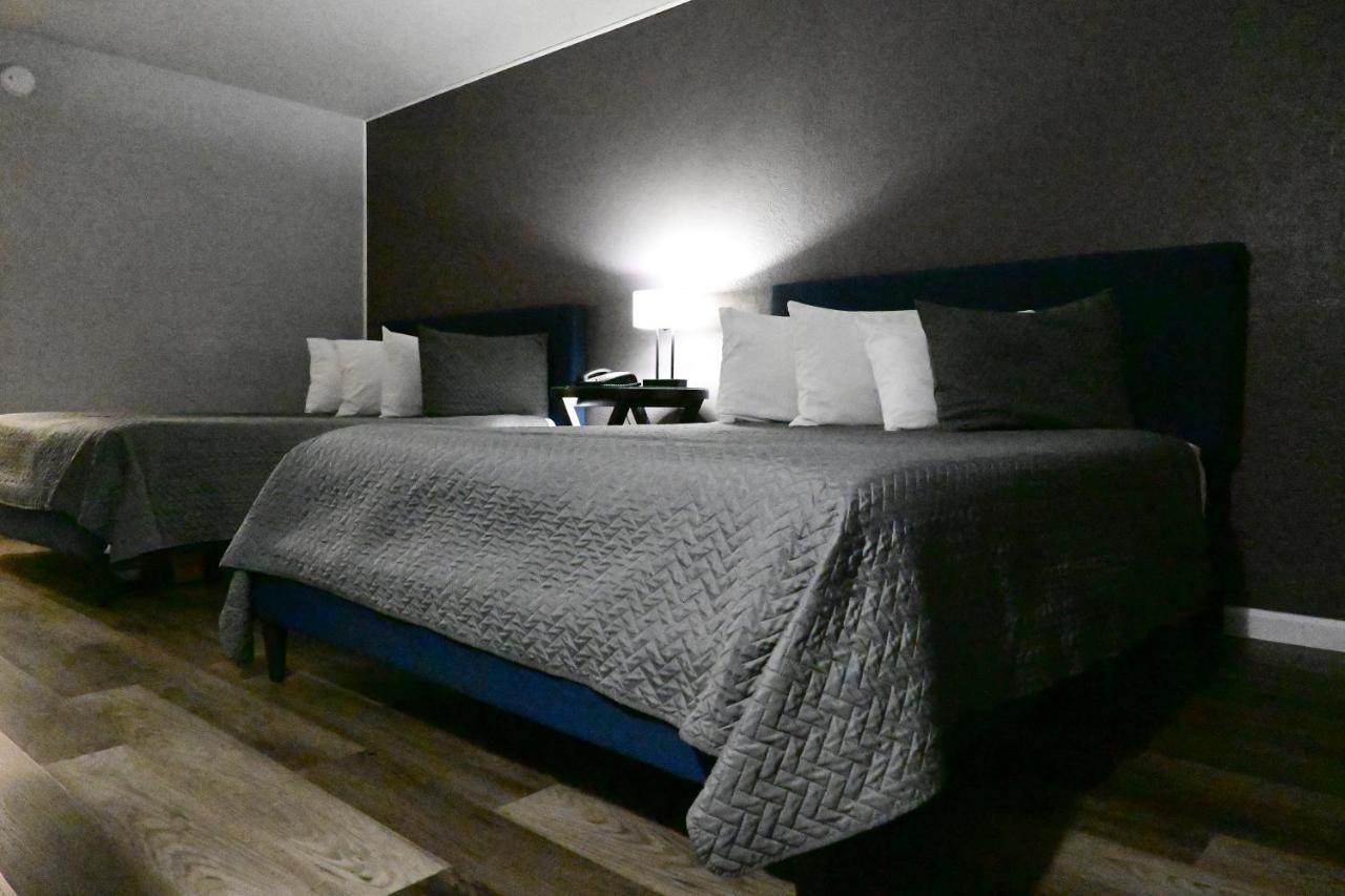 Hotel R Nite Star And -home Of The Cowboys & Rangers 3*
