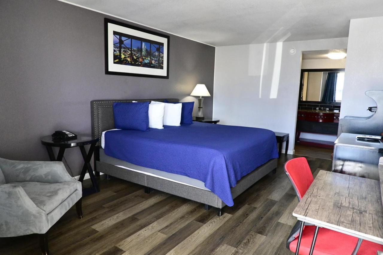 Hotel R Nite Star And -home Of The Cowboys & Rangers 3*