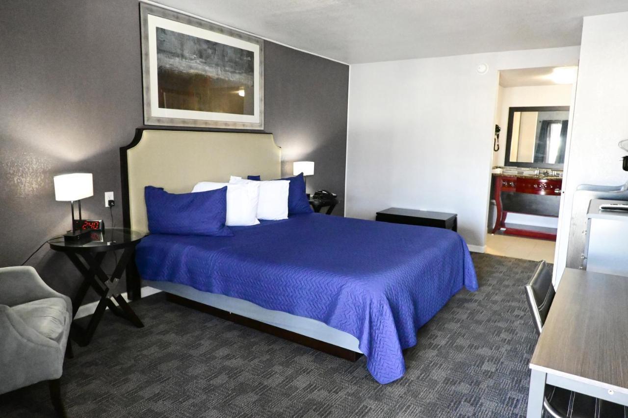 R Nite Star And -home Of The Cowboys & Rangers Hotel