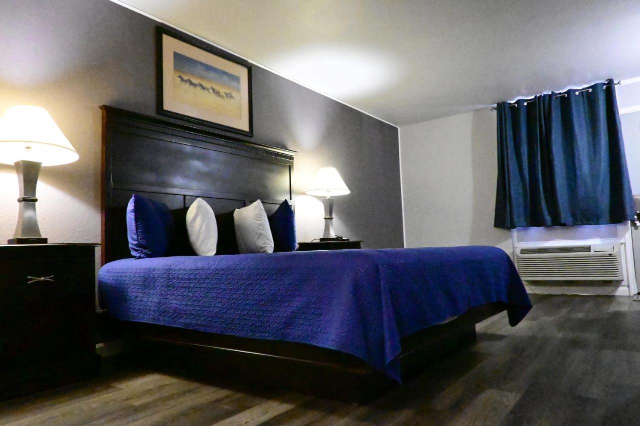 R Nite Star And -home Of The Cowboys & Rangers Hotel 3*