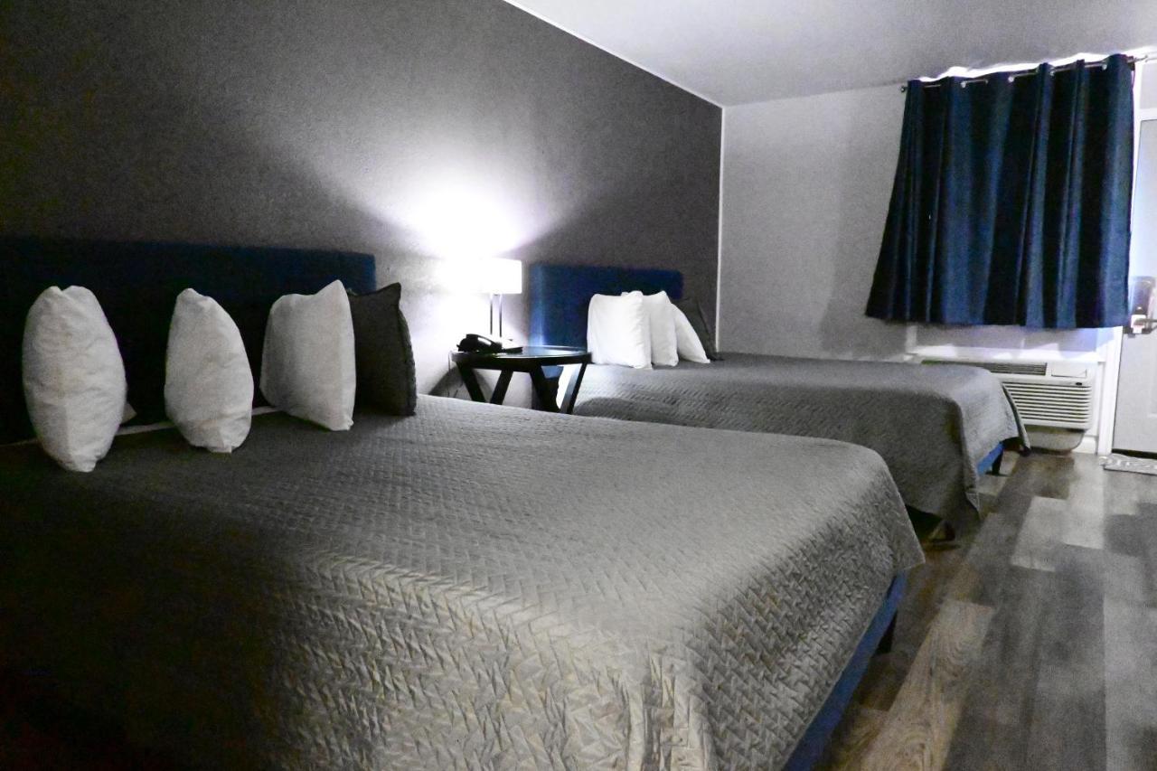 Hotel R Nite Star And -home Of The Cowboys & Rangers