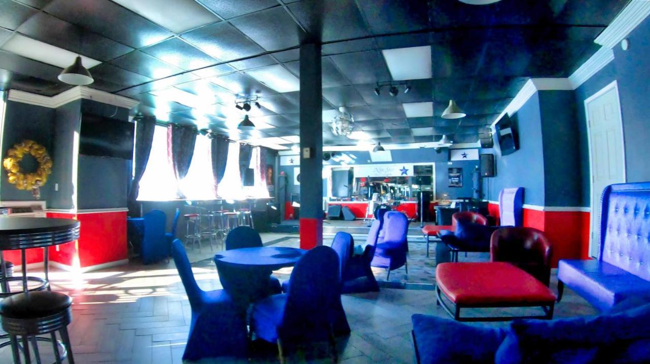 Hotel R Nite Star And -home Of The Cowboys & Rangers 3*