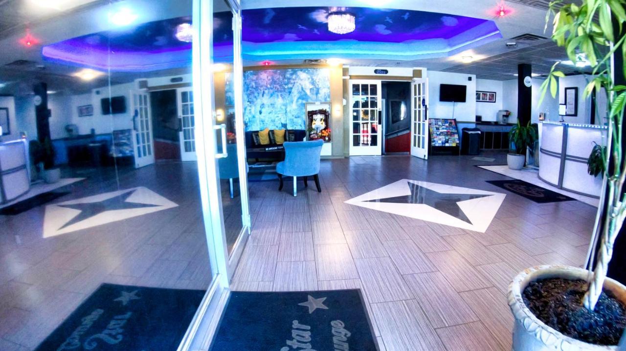 R Nite Star And -home Of The Cowboys & Rangers Hotel 3*