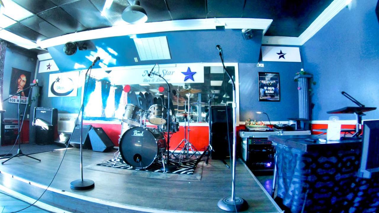 R Nite Star And -home Of The Cowboys & Rangers Hotel