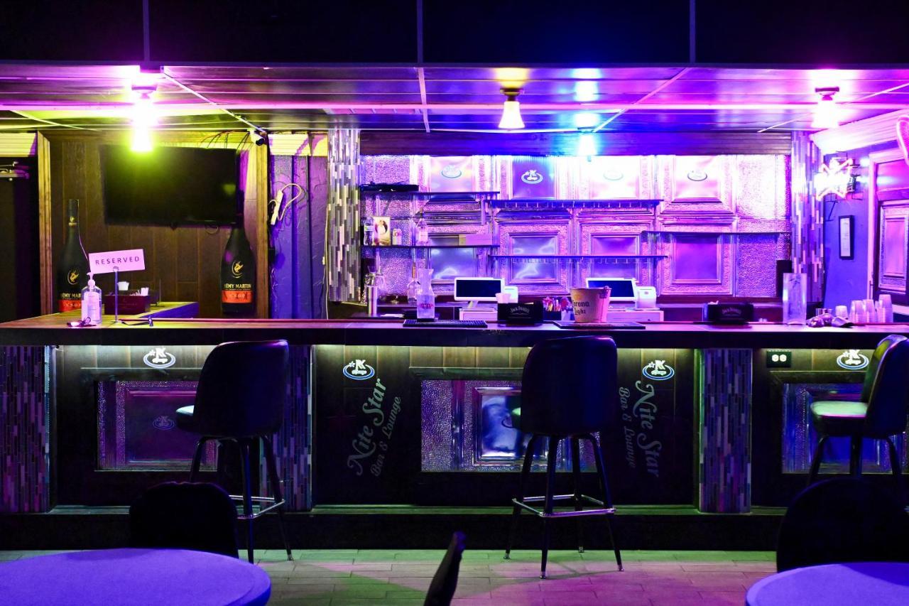 R Nite Star And -home Of The Cowboys & Rangers Hotel 3*